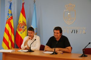 El concejal de Innovación, Seguridad y Playas de Torrevieja, Javier Manzanares, acompañado por el director general de la Policía Local, Javier Mínguez