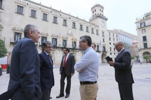 El concejal de Movilidad Fernando Marcos recibe a una delegación de Marbella.Foto; Ayuntamiento de Alicante/Ernesto Caparrós