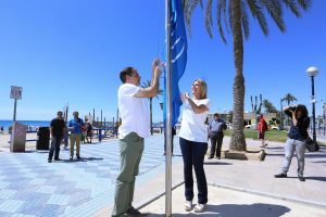 La concejala de Turismo y Playas, Eva Montesinos, y el edil de Medio Ambiente, Víctor Domínguez, realizan el acto de izada de las banderas azules de las playas de la ciudad. Botiquín playa del Postiguet.<br /> Foto; Ayuntamiento de Alicante/Ernesto Caparrós