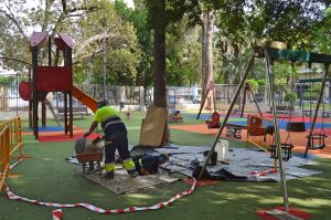 Cerrado el parque infantil  de la Glorieta Gabriel Miró por una avería en el desagüe de la fuente